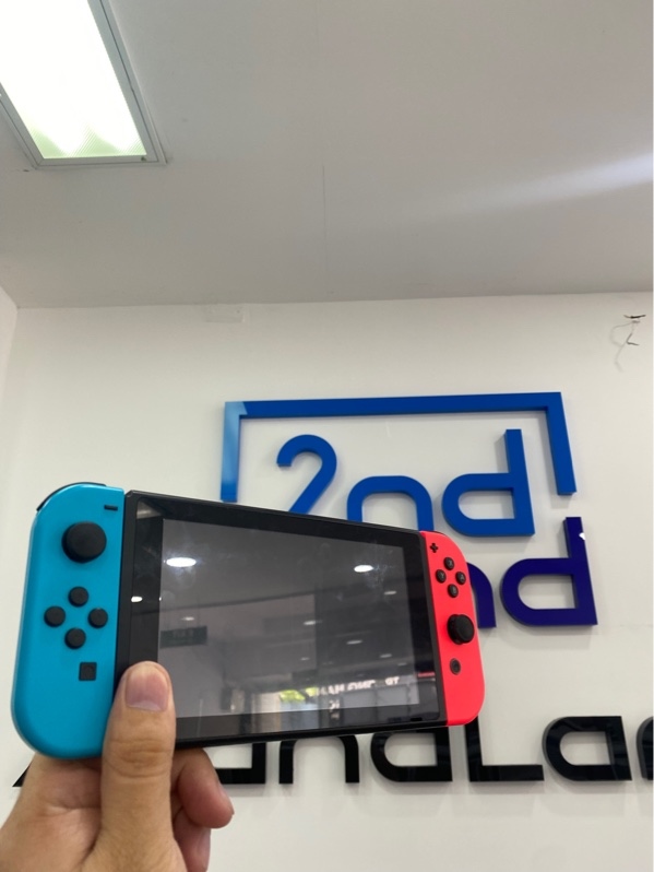 Máy chơi game Nintendo Switch V2 - Đã hack thẻ 256GB - Màu đen - Ngoại hình: 97% - Màn ám hồng, màn trầy 1 đường - Kèm phụ kiện