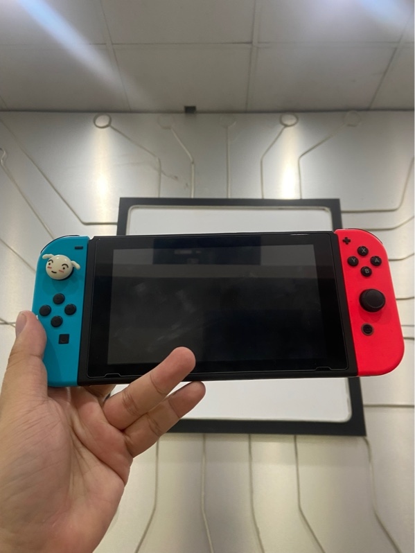 Máy chơi game Nintendo Switch V2 - Đã hack thẻ 256GB - Màu đen - Ngoại hình: 97% - Màn ám vàng - Kèm túi + dock xuất hình + sạc