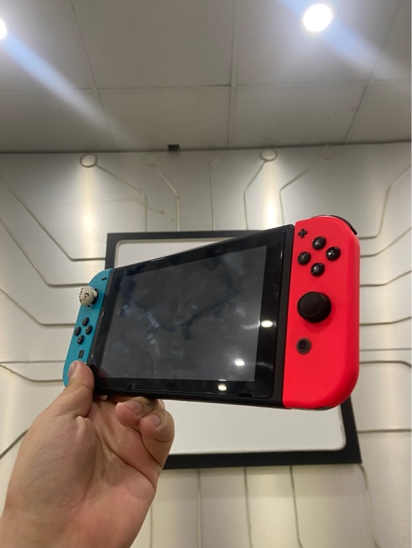 Máy chơi game Nintendo Switch V2 - Đã hack thẻ 256GB - Màu đen - Ngoại hình: 97% - Màn ám vàng - Kèm túi + dock xuất hình + sạc