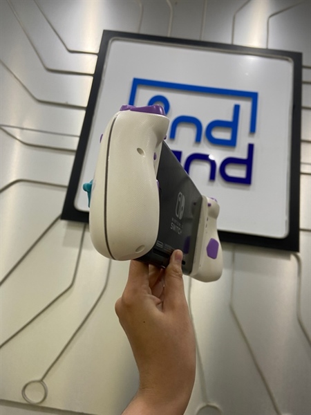 Máy chơi game Nintendo Switch V2 - Hack - Màu đen - Ngoại hình: 96% - Kèm docs grip lớn , sạc , thẻ 128gb + Tay cầm Joy Pad IINE L938 Luffy Gear 5 2