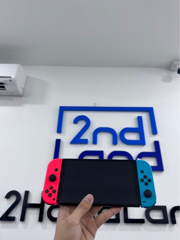 Máy chơi game Nitendo Switch Oled - Màu đen - Ngoại hình 97% - Cấn góc, tay trầy nhẹ - Kèm 1 đốc xuất hình, 1 grip lớn, 1 sạc, 1 dây HDMi