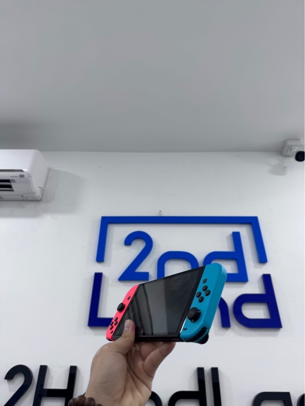 Máy chơi game Nitendo Switch Oled - Màu đen - Ngoại hình 97% - Cấn góc, tay trầy nhẹ - Kèm 1 đốc xuất hình, 1 grip lớn, 1 sạc, 1 dây HDMi