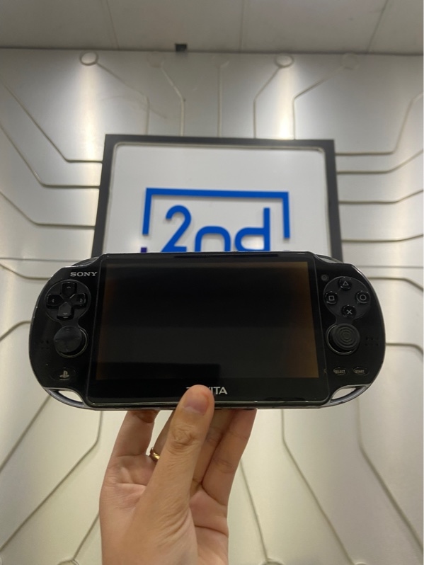 Máy chơi game PS Vita 1000 - Bản hack - 64GB - Màu đen - Ngoại hình: 97% - Trầy cấn viền , màn viền cháy vàng nặng, bể cường lực - Kèm túi + sạc