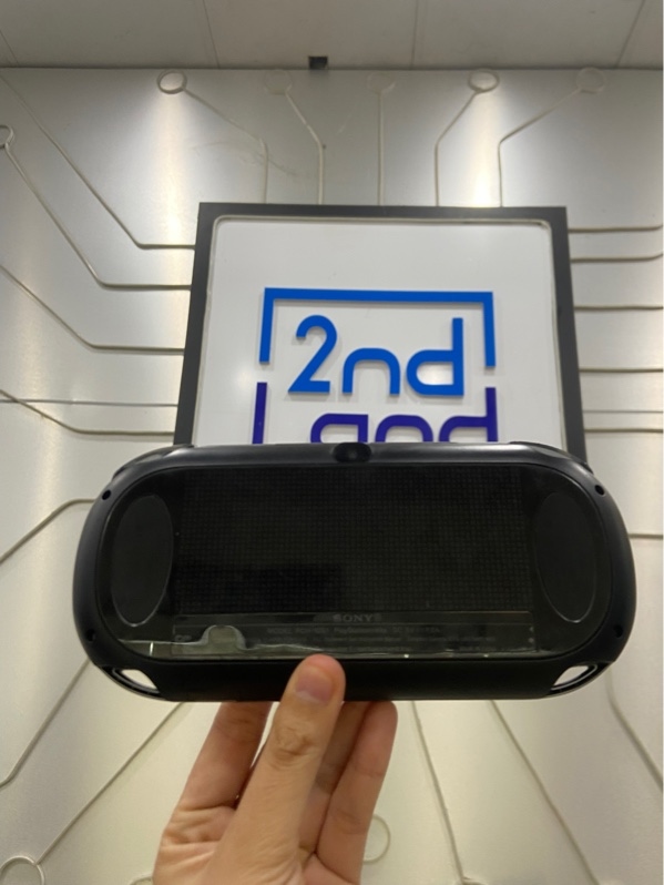 Máy chơi game PS Vita 1000 - Bản hack - 64GB - Màu đen - Ngoại hình: 97% - Trầy cấn viền , màn viền cháy vàng nặng, bể cường lực - Kèm túi + sạc