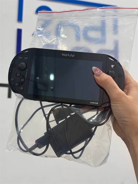 Máy chơi game PS Vita 2000 - 98% - Đen - Kèm thẻ 64GB + Sạc - Loa trái rè nhẹ