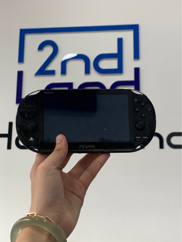 Máy chơi game PS Vita 2000 - Màu đen - Đã hack - Ngoại hình: 97% - Màn ám vàng - Kèm sạc