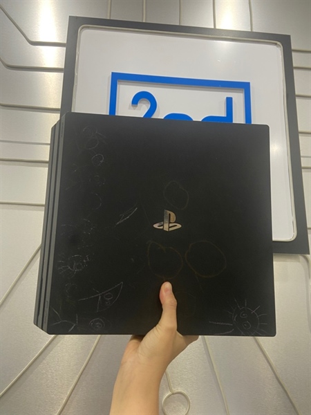 Máy chơi game PS4 Pro - 1T - Firmware 10.01 - Màu đen - Ngoại hình: 96% - Body - Kèm 1 tay lún nhẹ