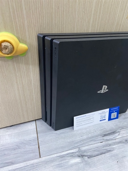 Máy chơi game PS4 Pro - 1TB - CUH-7006B - Firmware 13.02 - Màu đen - Ngoại hình: 98% - Kèm dây hdmi, dây nguồn, 1 tay cầm (lỗi cảm biến con quay hồi chuyển) 1
