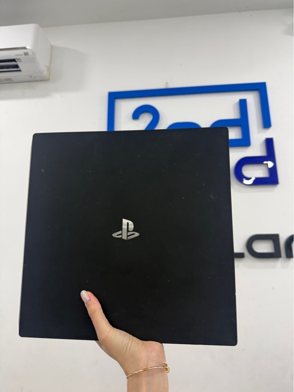 Máy chơi game PS4 pro 1TB - Firmware 13.04 - Màu đen - Ngoại hình 97% - trầy xước - Kèm 1 nguồn, HDMI, 1 tay cầm xanh mất cao su cần trái , ốc gỉ