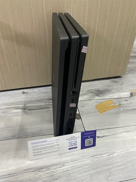 Máy chơi game PS4 Pro - CUH-7117B - 1TB - Firmware 12.52 - Màu đen - Ngoại hình: 97% - Cấn góc + HDMI + nguồn + dây micro Usb + 1 tay cầm 2