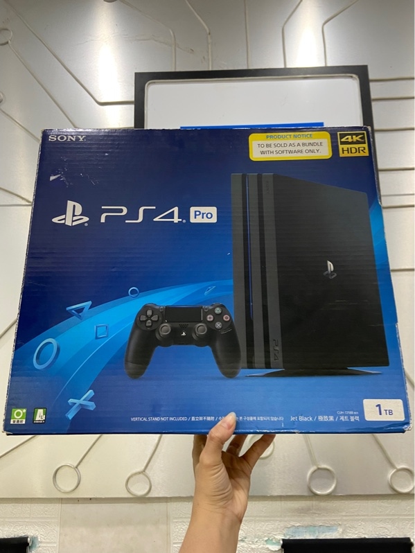 Máy chơi game PS4 Pro - Đã hack - Firmware 6.72 - 1TB - Màu đen - Ngoại hình 97% - Kèm box + Dây nguồn + Dây kết nối + 1 tay cầm bong núm 2 cần