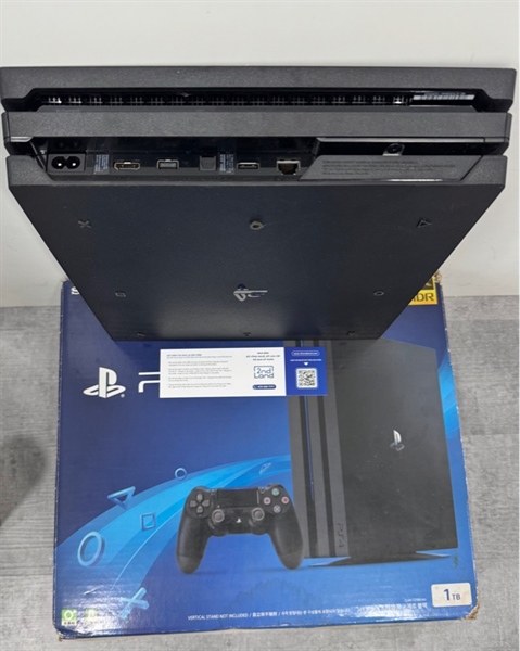 Máy chơi game PS4 Pro - Fimware 7.02 ( Fimware thấp hack được ) - Màu đen - Ngoại hình 97% - Box - Kèm 1 tay cầm + dây nguồn + dây HDMI 1