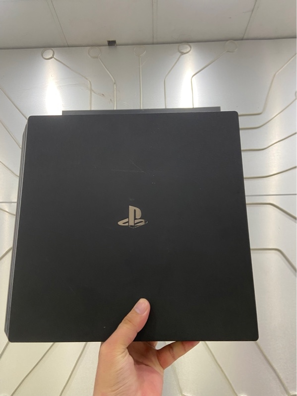 Máy Chơi Game PS4 Pro Model CUH-7106B - Firmware 13.52 - 1TB - Màu đen - Ngoại hình: 97.5% - Xước thân - Kèm đế sạc, nguồn, HDMI, 1 tay cầm