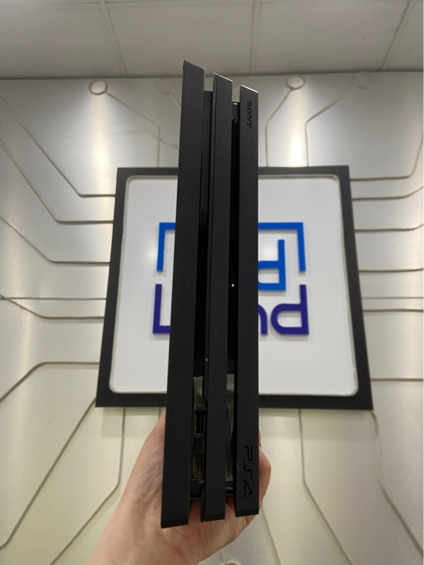 Máy Chơi Game PS4 Pro Model CUH-7106B - Firmware 13.52 - 1TB - Màu đen - Ngoại hình: 97.5% - Xước thân - Kèm đế sạc, nguồn, HDMI, 1 tay cầm