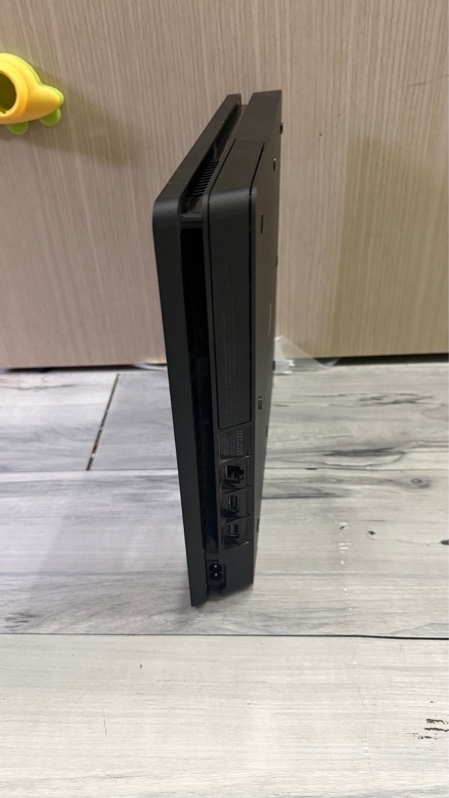Máy Chơi Game PS4 Slim - Chưa Hack - 1TB - Màu đen - Ngoại hình: 97% - Xước thân - Kèm nguồn + HDMI + tay cầm