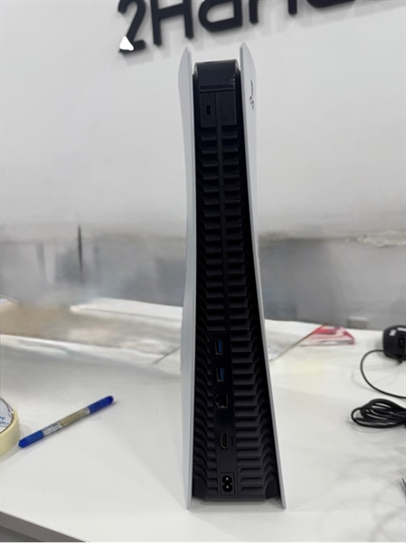 Máy chơi game PS5 (CFI-1018A) Standard ổ đĩa - 825GB - Firmware 25.03 - Màu trắng - Ngoại hình 97% - mất ốc - Kèm Box , nguồn , hdmi , 1 tay cầm 2