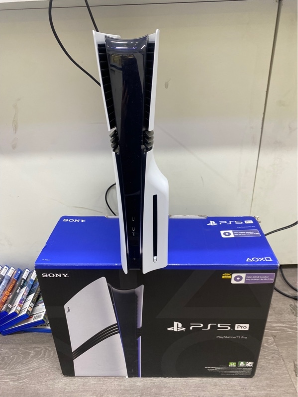 Máy chơi game PS5 Pro có ổ đĩa - CFI-7022 - FW 26.05 - 2Tb - Màu trắng - Ngoại hình 98% - Kèm box, tay cầm, dây nguồn, dây HDM