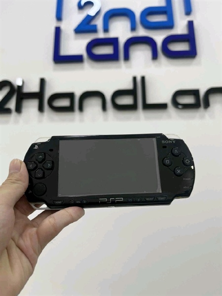 Máy chơi game PSP 2000 - Đã hack - Màu đen - Ngoại hình 97.5% - Lưng trầy , màn ám vàng , loa rè - Kèm sạc , thẻ 64GB