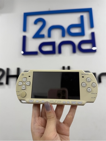 Máy chơi game PSP 2000- Đã hack - Màu trắng - Ngoại hình 97% - Màn ám vàng , ố vàng - Kèm sạc , thẻ 64GB