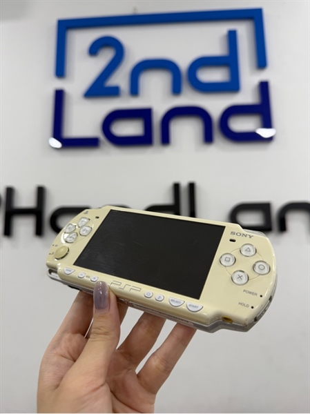 Máy chơi game PSP 2000 - Đã hack - Màu trắng - Ngoại hình 97% - Màn ám vàng , ố vàng, không pin - Kèm sạc , thẻ 64GB 1