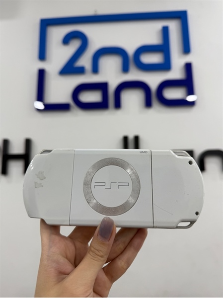 Máy chơi game PSP 2000 - Đã hack - Màu trắng - Ngoại hình 97% - Màn ám vàng , ố vàng, không pin - Kèm sạc , thẻ 64GB 2