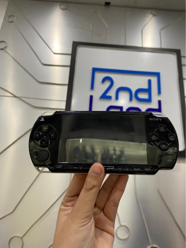 Máy chơi game Sony PSP 2000 - Màu đen - Ngoại hình: 96% - Xước mặt kính + thân + lưng - Kèm dây sạc