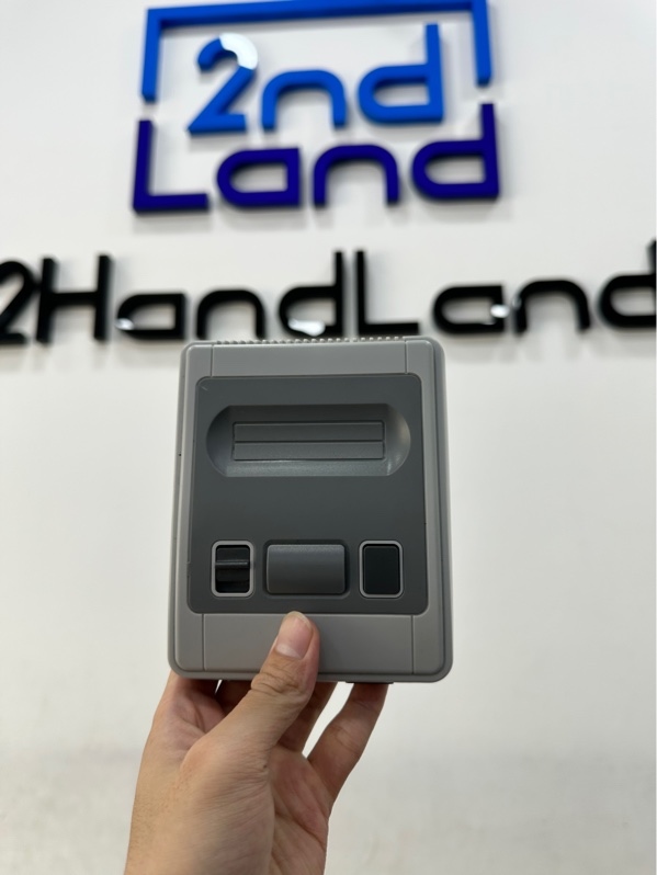 Máy chơi game Super Mini SFC S-03 - Màu trắng - Ngoại hình 97% - Chết 1 cổng tay cắm cầm bên phải 1 tay cầm bị hở dây điện, sử dụng bình thường - Kèm box + Nguồn + HDMI + 2 tay cầm