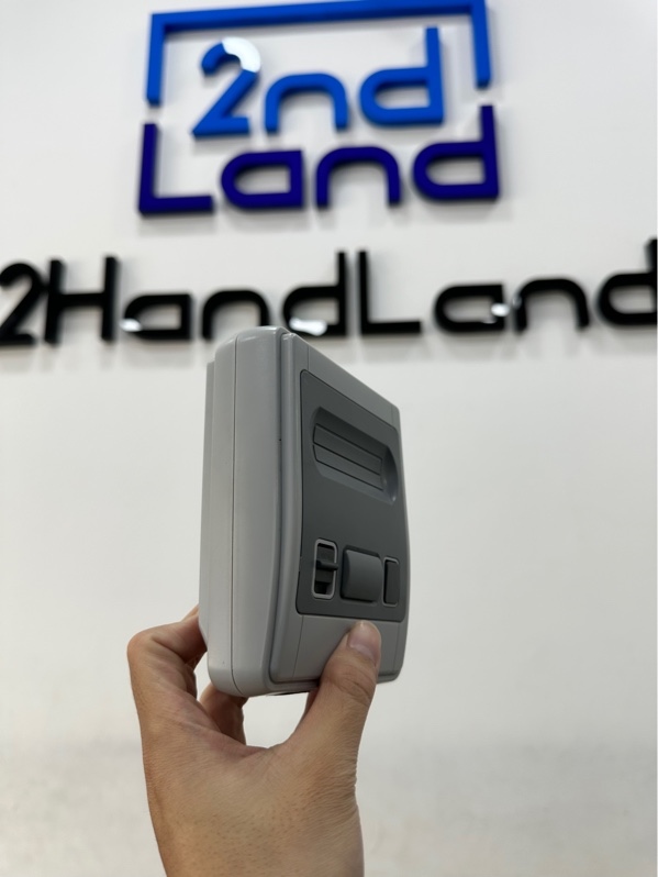Máy chơi game Super Mini SFC S-03 - Màu trắng - Ngoại hình 97% - Chết 1 cổng tay cắm cầm bên phải 1 tay cầm bị hở dây điện, sử dụng bình thường - Kèm box + Nguồn + HDMI + 2 tay cầm
