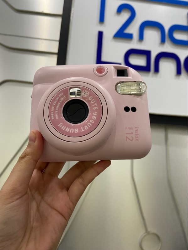 Máy chụp ảnh lấy liền FujiFlim Instax Mini 12 - F60mm - Màu hồng - Ngoại hình: 97% - Kính ngắm quang học - Kèm túi + film