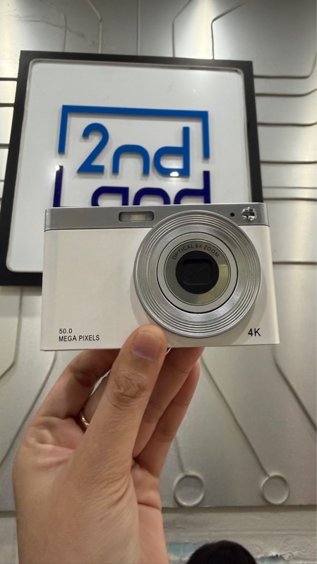 Máy chụp hình Mini Digital V2 50MP SUPER ZOOM - Màu trắng - Ngoại hình: 97% - Xước thân, ố, xước màn hình - Kèm 1 pin