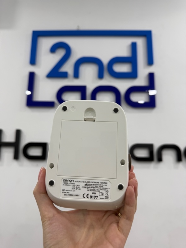 Máy đo huyết áp bắp tay Omron JPN600 - Màu trắng - Ngoại hình 97% - Trầy, ố - Kèm đồ quấn tay để đo xuống màu nhẹ , sạc, túi, box