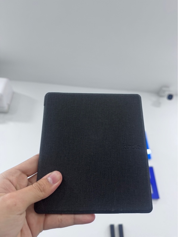 Máy đọc sách Kindle Oasis 3 10th generation - Màu bạc - Ngoại hình 98% - Kèm 1 ốp, 8GB