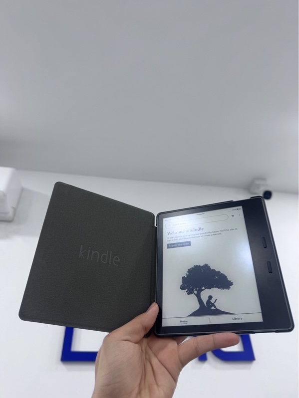 Máy đọc sách Kindle Oasis 3 10th generation - Màu bạc - Ngoại hình 98% - Kèm 1 ốp, 8GB