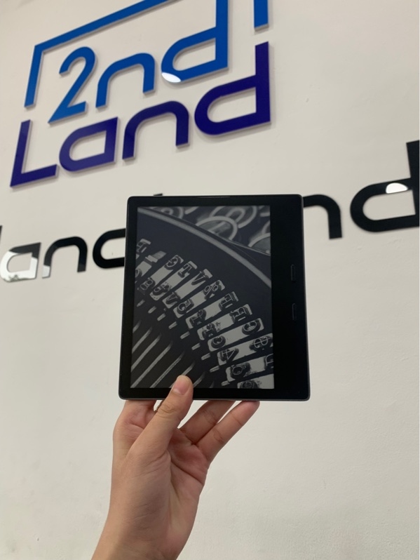 Máy đọc sách Kindle Oasis Gen 10 - 8GB - Màu xám - Ngoại hình: 96% - Trầy, cấn 4 góc - Body