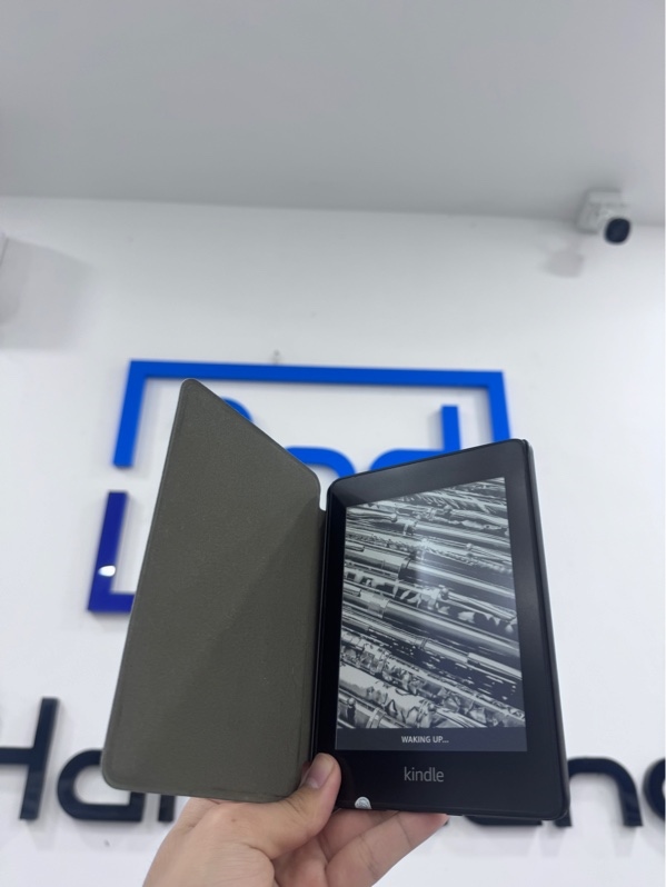 Máy đọc sách Kindle Paperwhite gen 10 (PQ94WIF) - 8GB - Màu đen - Ngoại hình 97% - Trầy xước - kèm sạc linh kiện, cover