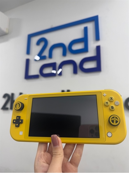 Máy game Nintendo Switch Lite - Đã hack Tobo Shop - Màu vàng - Ngoại hình 98% - Màn ám vàng nhẹ , nút A tróc miếng bảo vệ , không tinfoil - Kèm sạc , thẻ 256GB