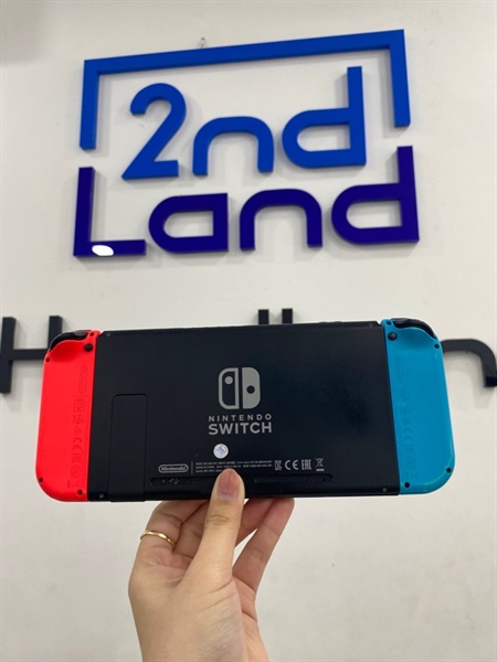 Máy game Nintendo Switch V2 - Đã hack - Màu đen - Ngoại hình 97% - còn host , màn ám vàng , máy trầy xước - Kèm túi, sạc , thẻ 64gb 2
