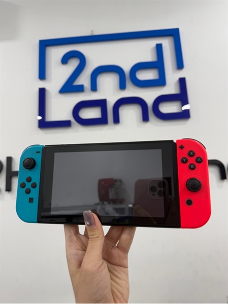 Máy game Nintendo Switch V2 - Màu đen - Ngoại hình 98% - Màn ám vàng , gãy ngàm che thẻ nhớ - Kèm 1 grip lớn , 2 straps , hdmi , 1 dock , sạc , Box 1