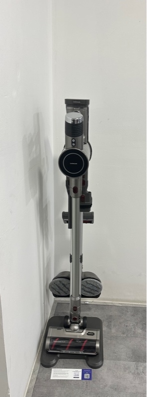 Máy hút bụi LocknLock ENV356GRY - 350w - Màu bạc - Ngoại hình 97% - Trầy xước - Kèm 1 pin + 5 đầu hút + 2 tấm vải lau + 1 tấm lọc thay thế, + Sạc + Giá đỡ