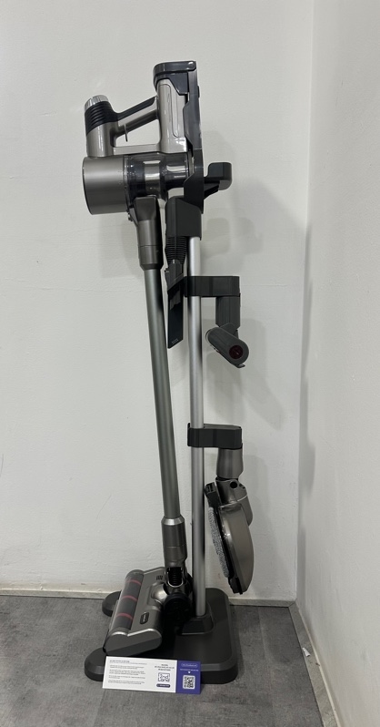 Máy hút bụi LocknLock ENV356GRY - 350w - Màu bạc - Ngoại hình 97% - Trầy xước - Kèm 1 pin + 5 đầu hút + 2 tấm vải lau + 1 tấm lọc thay thế, + Sạc + Giá đỡ