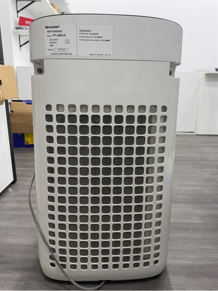 Máy lọc không khí Sharp FP-J60E-W - Màu trắng - Ngoại hình 97% - Trầy phần kính trên - Body 1