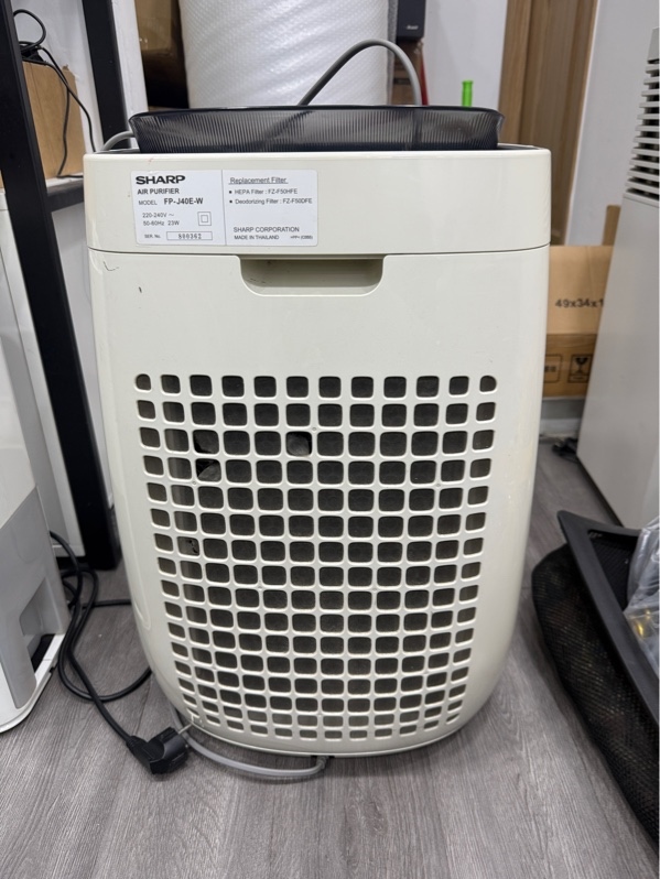 Máy lọc không khí Sharp - model FP-J40E-W - Màu trắng - Ngoại hình 97% - nhựa ố vàng , lọc dơ, hốc gió bụi nặng, trầy xước nhiều - Body