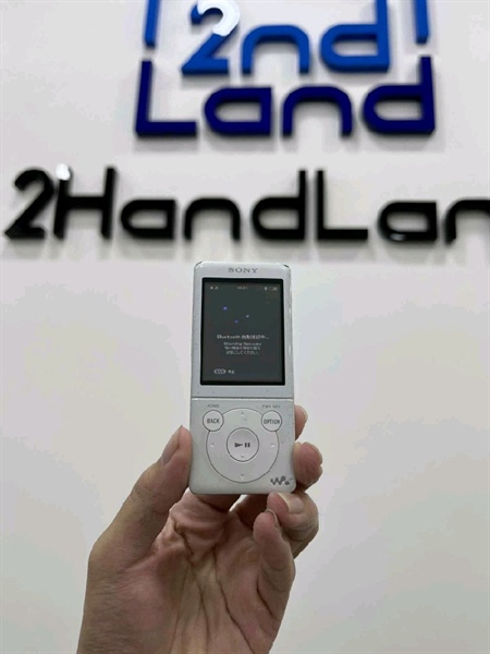 Máy nghe nhạc MP3 kỹ thuật số Sony Walkman NW S774 - 8GB - Màu bạc - Ngoại hình 97% - Kèm dây sạc