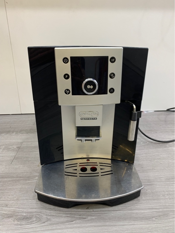 Máy pha cà phê Delonghi Esam 5400 - Màu đen - Ngoại hình: 97% - Trầy body bị lỏng bản điều khiển - Body