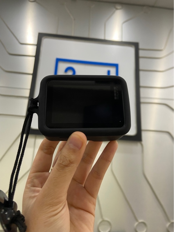 Máy Quay Cầm Tay Gopro Hero 10 Black - Màu đen - Ngoại hình: 98% - Kèm túi + phụ kiện, đầu đọc thẻ, gậy mount, 1 pin, 1 sạc, đã thay nắp pin , nắp zin còn trong túi
