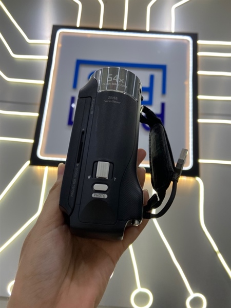 Máy quay cầm tay Sony Handycam Hdr-Pj240 - Màu đen - Ngoại hình: 98% - Lens dơ, màn bị tróc lớp - Kèm 1 pin, thẻ nhớ 32gb, cốc cáp sạc 1
