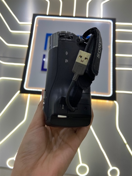 Máy quay cầm tay Sony Handycam Hdr-Pj240 - Màu đen - Ngoại hình: 98% - Lens dơ, màn bị tróc lớp - Kèm 1 pin, thẻ nhớ 32gb, cốc cáp sạc 2