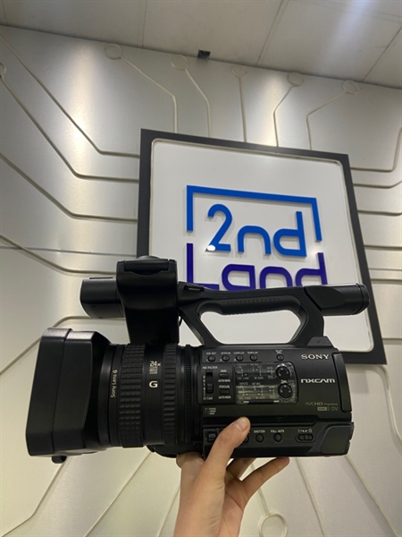Máy quay Film Sony HXR-NX100 - Màu đen - Ngoại hình: 97% - Màn trầy dăm - Kèm 1 pin + sạc 2
