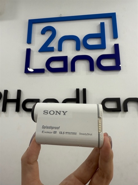 Máy quay Sony HDR-AS100V - Màu trắng - Ngoại hình 98% - Kèm sạc , thẻ nhớ 8GB , 1 pin , 1 khung tay cầm AKA-LU1 1
