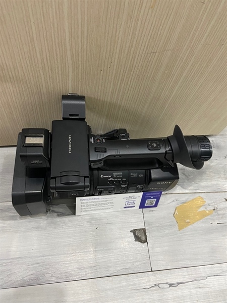 Máy quay Sony HXR-NX3 - Màu đen - Ngoại hình: 97% - Trầy xước nhẹ, phai màu nhẹ - Kèm túi + 2 pin + dây + dock sạc 1